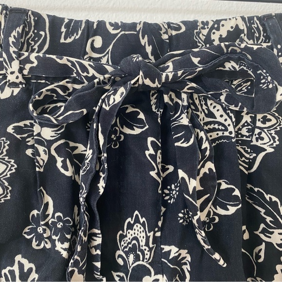 SOLD LOFT Black Floral Pleated Pull On Shorts - Picture 3 of 10